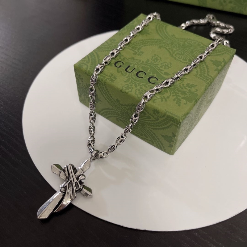 G*u*i necklaces